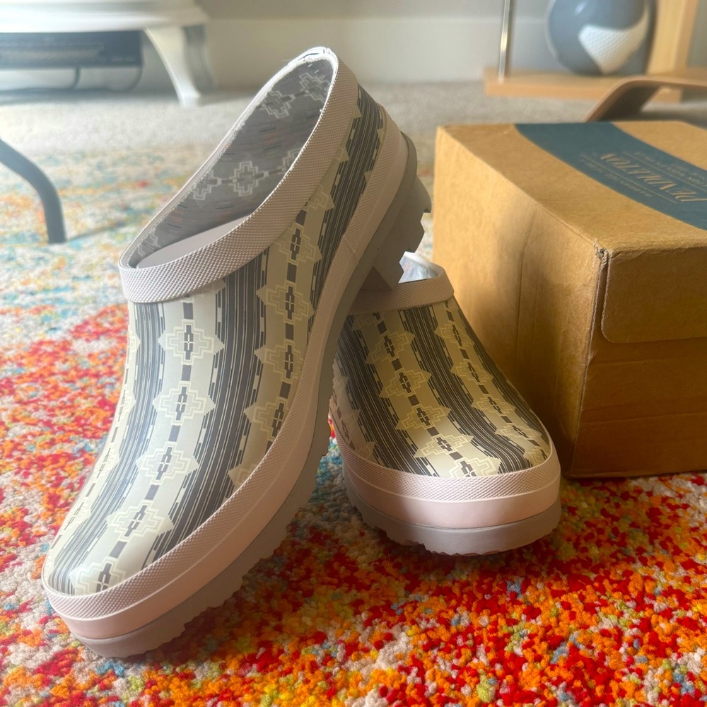 Pendleton garden clogs size 9